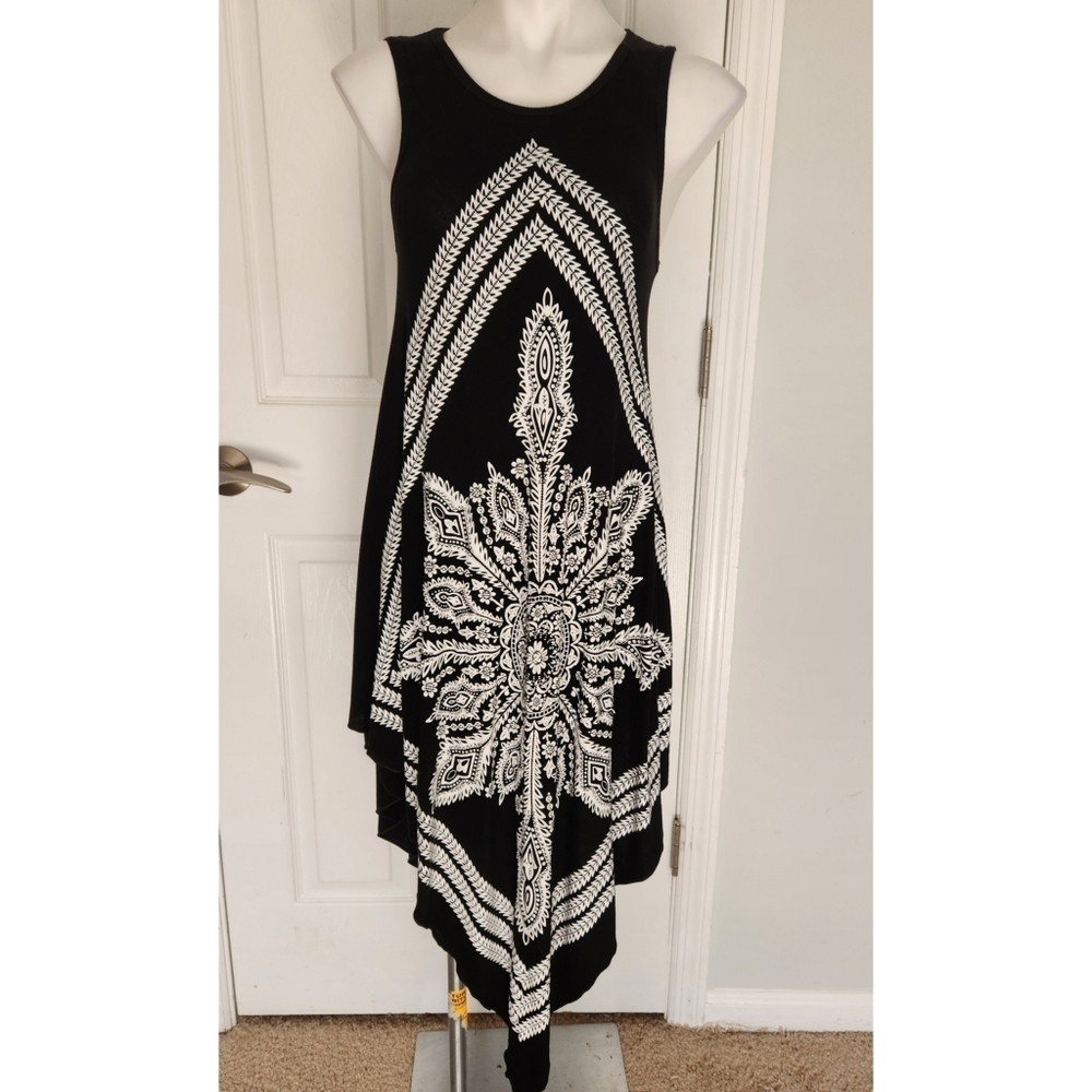 Black and White Sleeveless Mandala Pattern Handkerchief Hem Dress